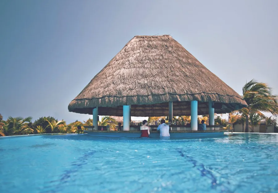 Bar la piscina unui hotel